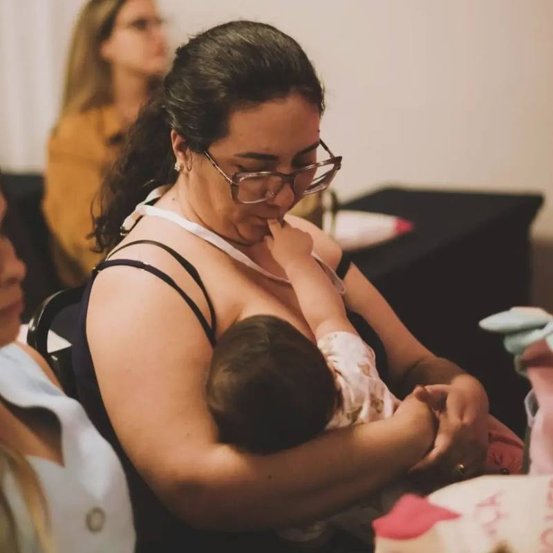 Arielle Matos com o filho no colo